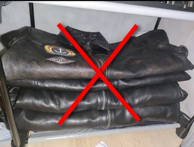 Almacenamiento correcto de chamarras de piel, dobladas vs colgadas