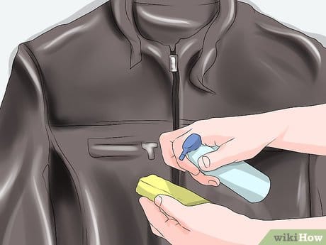 Limpiando chamarra de piel con paño húmedo — mantenimiento correcto del cuero